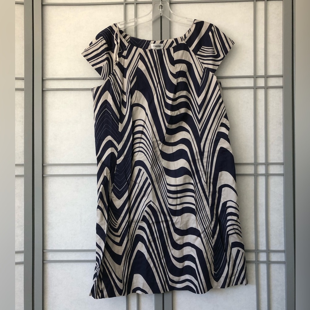 Calvin Klein NWOT patterned cap sleeved dress M